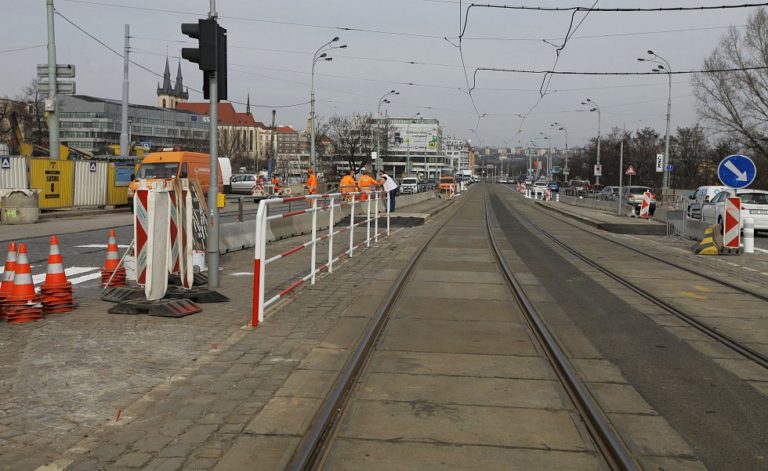 Na Štvanici se opět po letech dostanete tramvají