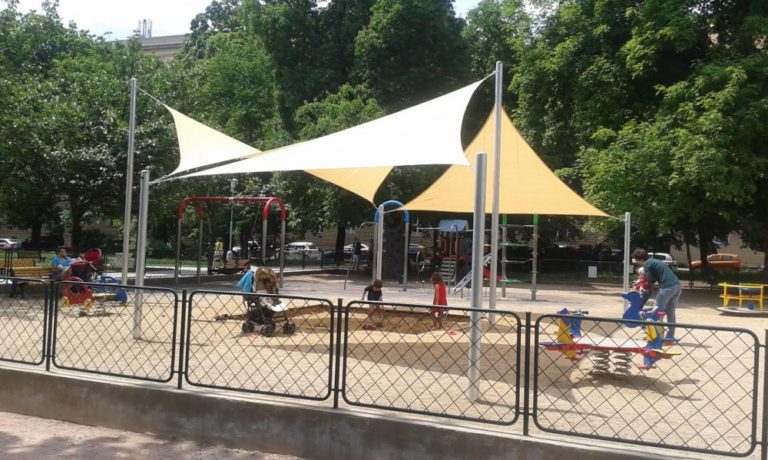Přehřáté Praze v roce 2019 pomůžou mlžítka, zastínění  hřišť a lepší péče o zeleň