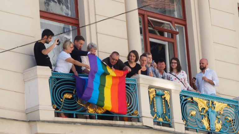 Primátorka odmítla vyvěsit duhovou vlajku,  z balkónu magistrátu ji vyvěsili Zelení