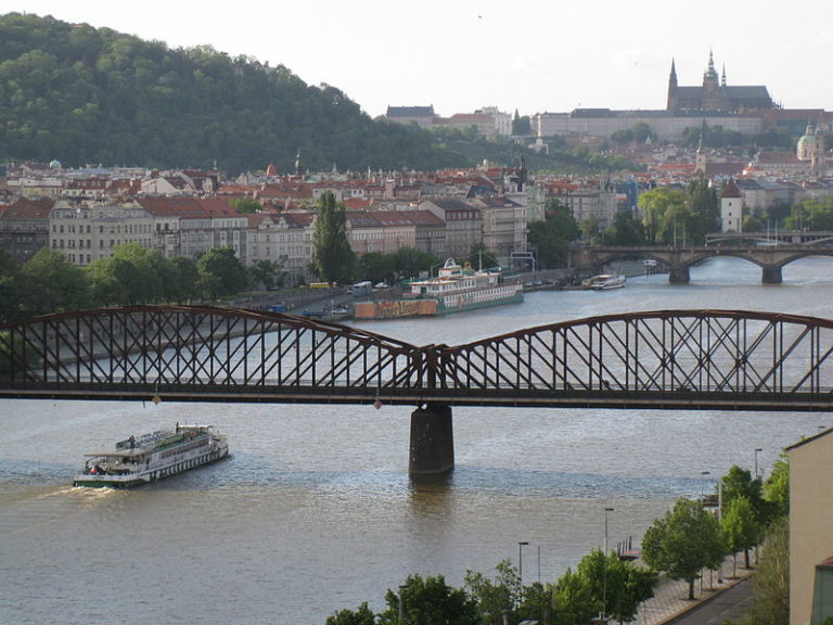 Železniční most v Praze je zachráněn, zůstane kulturní památkou.