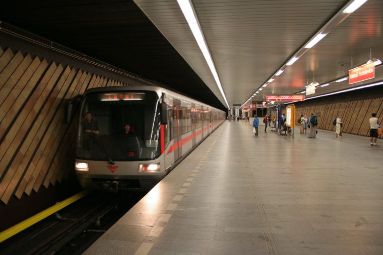 Skokové zdražování jízdného v pražské MHD je nepochopitelným krokem o mnoho let zpět. Cesty vpřed vypadají jinak.