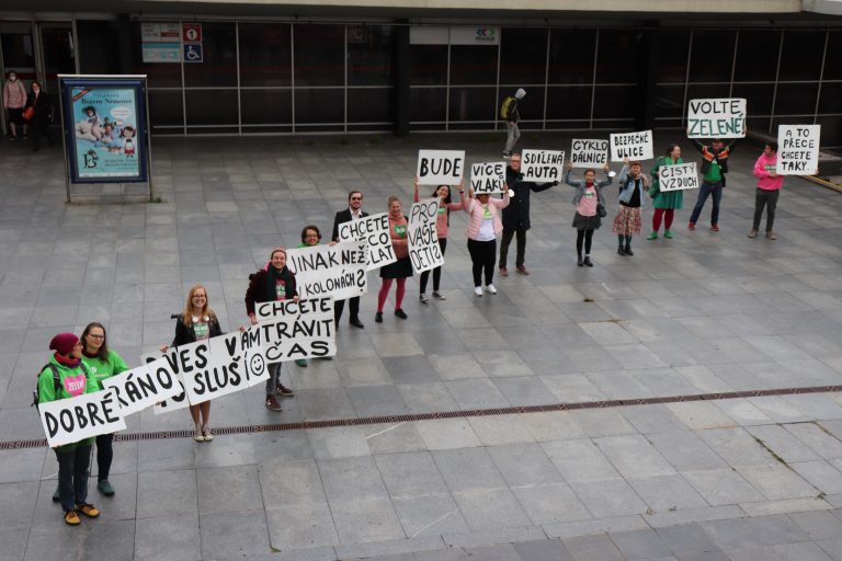 Den bez aut jsme připomněli živými billboardy