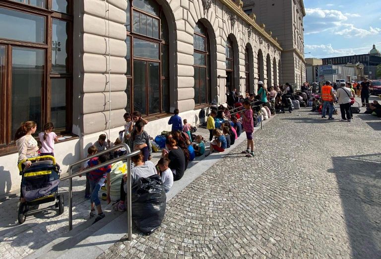 Humanitární krizi na hlavním nádraží dobrovolníci nevyřeší
